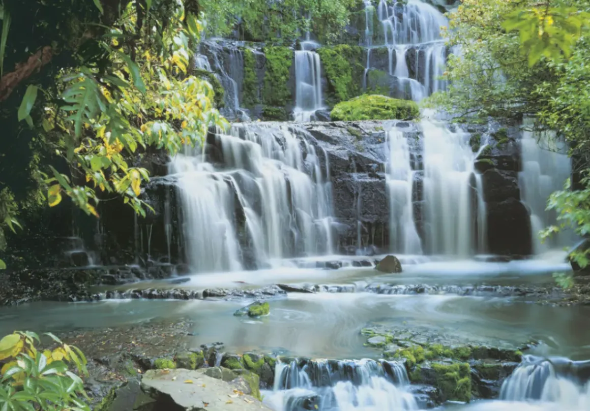 Komar Fotobehang Pura Kaunui Falls