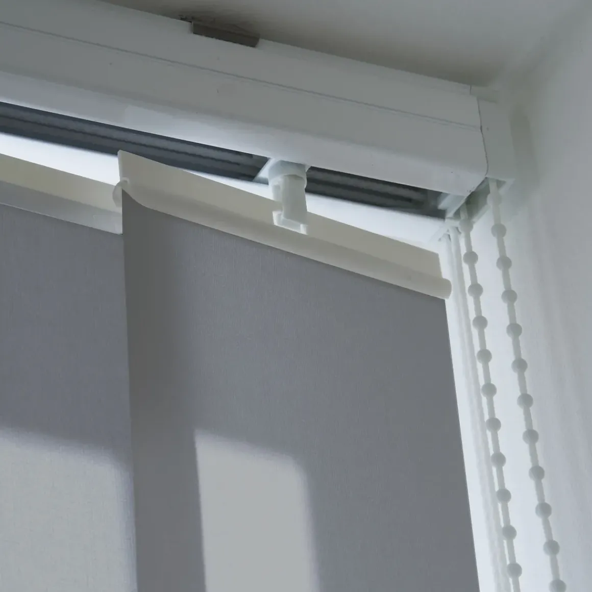 Madeco 3058 Verticale Lamellen 5 Stuks Lichtdoorlatend Wit 8,9 X 260 Cm + Rail 250 Cm